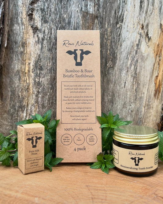 Cepillo de dientes de cerdas de jabalí, hilo dental de seda y polvo dental remineralizante.